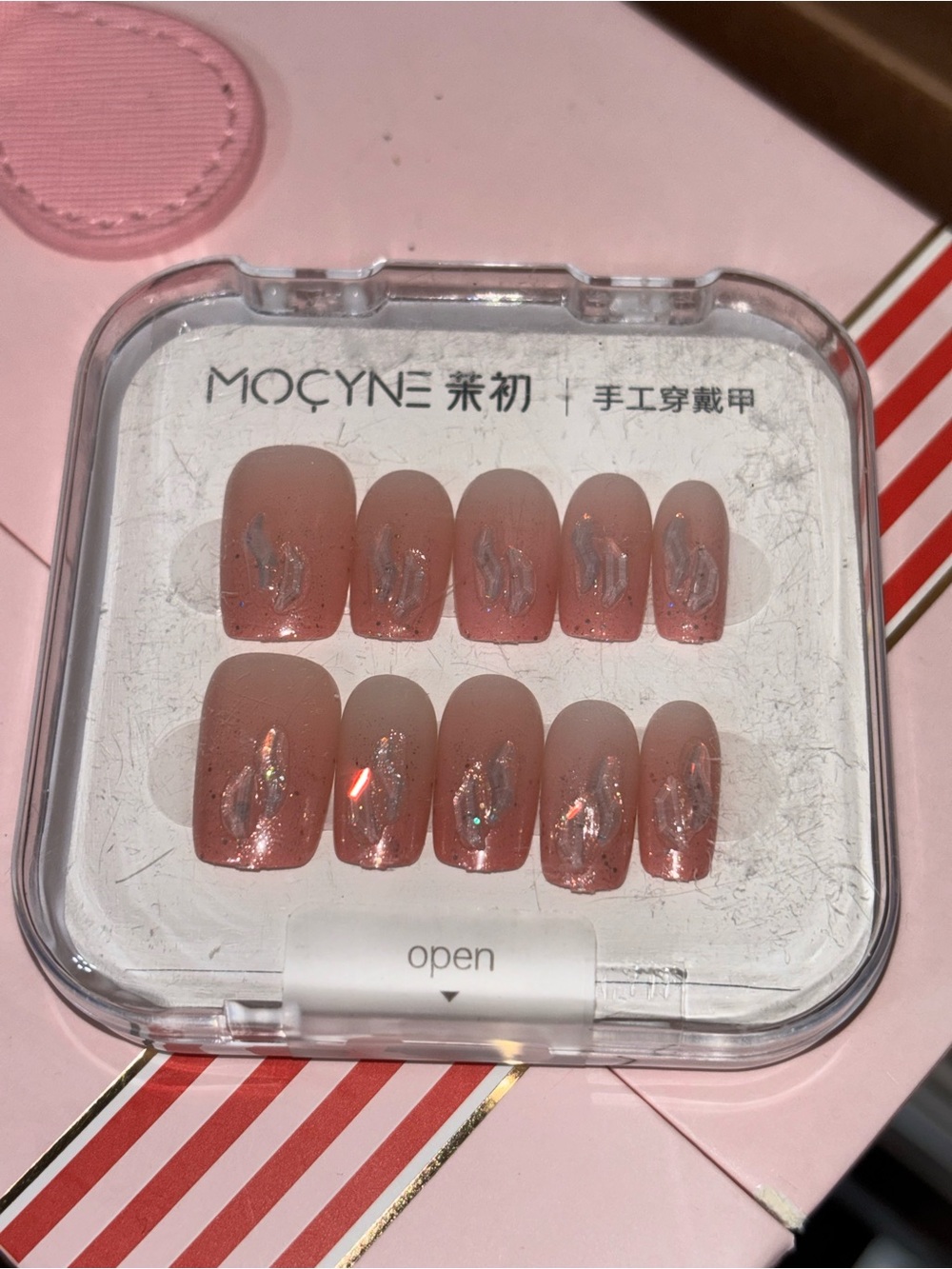 MOCYNE "Aurora Blush" iridescent pink and white press-on nails